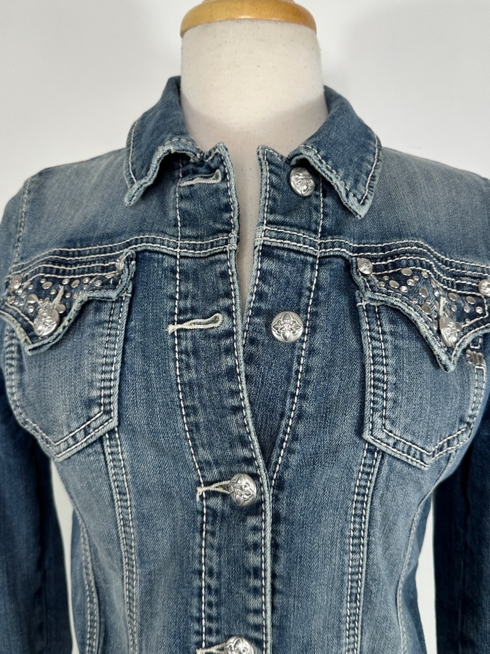 Miss Me Jacket Women's Sz M Blue Denim Embroidered Jean Cropped Coat - Picture 3 of 16